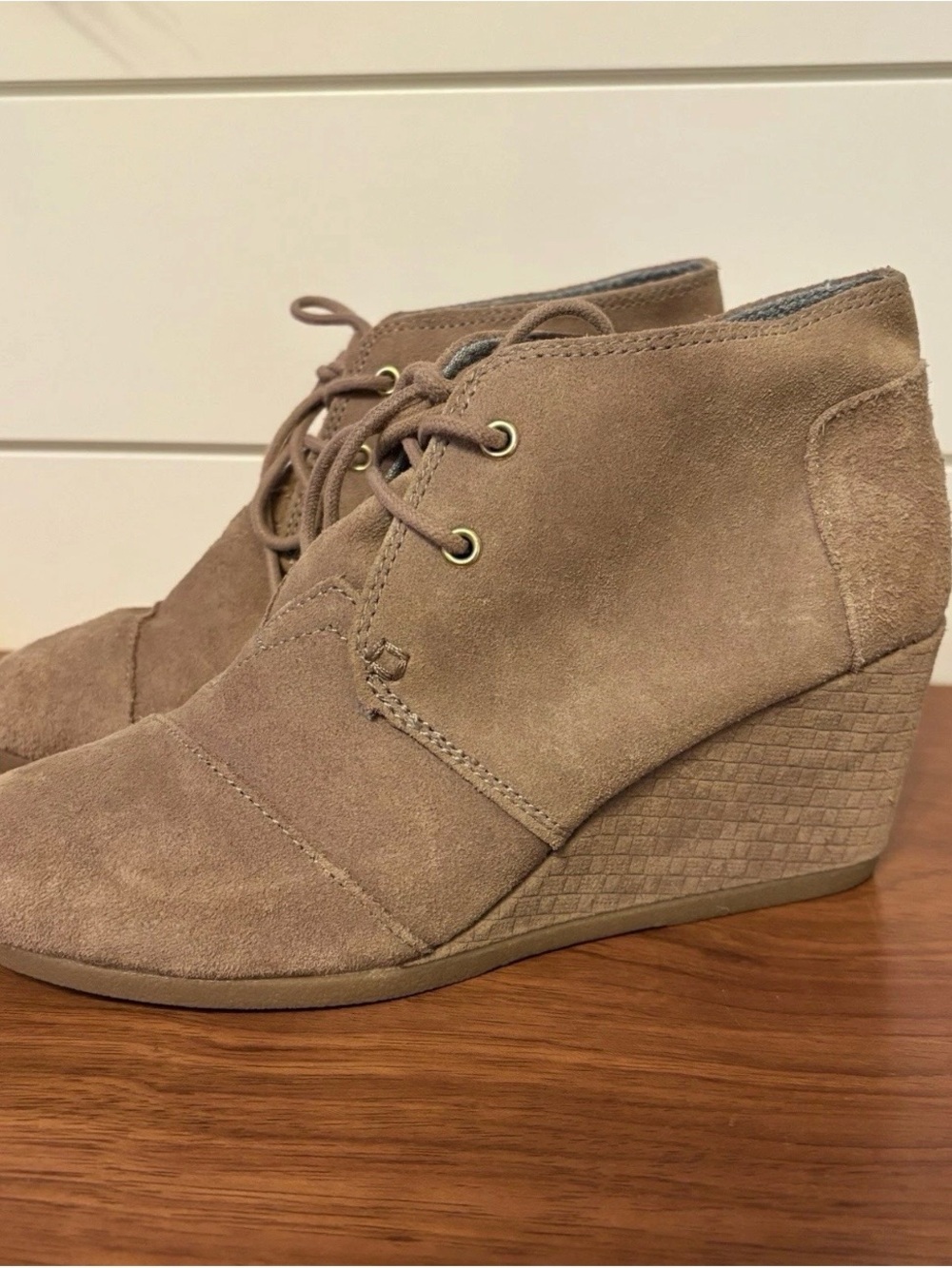 TOMS Women’s Desert Wedge Lace Up Booties Boots Tan Suede Boho Chic Fashion Sz 8 - Picture 2 of 7